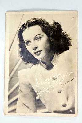 גלויה של השחקנית הדי למר, שחקנית אמריקאית, כוכבת הוליווד, ממציאת טכנולוגיית הווי-פיי, 1914–2000.