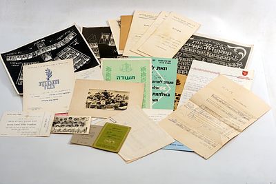 לוט מפעל חיים של יהודית ברנר, כולל צילומים ותעודות, בתה של חסידה ברנר.