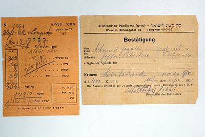 שתי תעודות: אחת של קק״ל משנת 1921 מבינה, ושתי קבלות מתחנת עלייה לארץ ישראל, 1922.