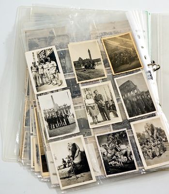 קלסר גדול של צילומי חייל בריגדה ממלחמת העולם השנייה.