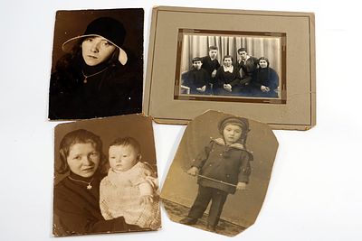 שלושה צילומים גדולים של משפחה יהודית מקובנה, שנות ה-30.