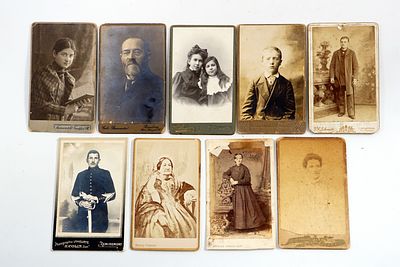 תשעה צילומי קבינט של יהודים מערים שונות באירופה, 1900–1920.