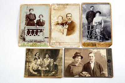 חמישה צילומי קבינט של יהודים מאירופה עד 1920.