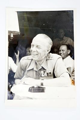 צילום נדיר של הגנרל ברנדוט לפני רציחתו בירושלים, 19.9.1948.