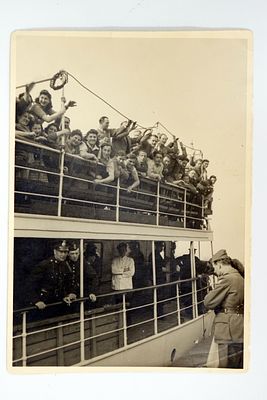 צילום נדיר מעוניית גירוש, 1947, חיילים בריטים והמגורשים.