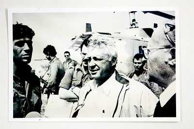 צילום נדיר של שר הביטחון אריאל שרון עם הקצין תמיר מסד לאחר כיבוש הבופור. תמיר מסד היה מפקד צוות 