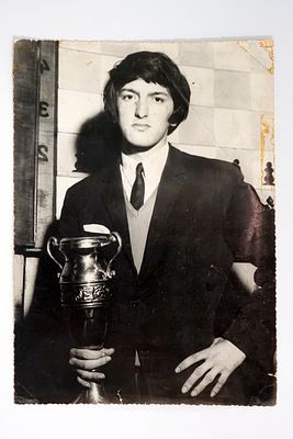 צילום של רובין קוסיאס, אלוף עולם בהחלקה על הקרח, שנות ה-70–80.