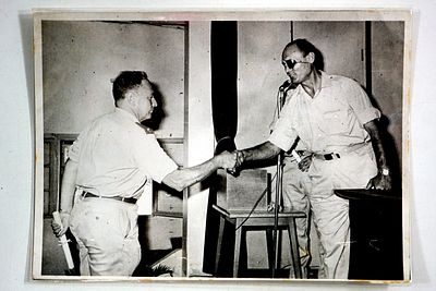 צילום הענקת תעודת צל"ש איתור העוז משר הביטחון משה דיין לטייס כוכב הס על מעשיו במלחמת ששת הימים 