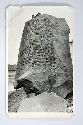 צילום מאתר הזיכרון שהוקם על חורבות בונקר ברחוב מיל 18, ורשה, לאחר המלחמה.