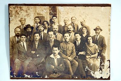 צילום קבוצתי של ציונים יהודיים בפולין, שנות ה-20. תמונה בלויה.