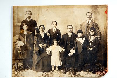 צילום משפחתי של משפחה יהודית באיזמיר, טורקיה, שנות ה-20.