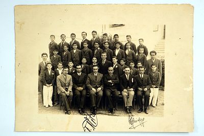 צילום קבוצתי של תלמידים ומוריהם בטורקיה. חתום, 1932–1933.