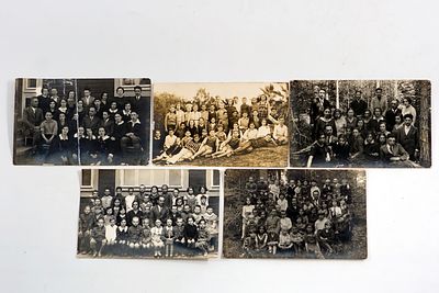 חמישה צילומים בגודל גלויה משנות ה-20, פולין וליטא, תלמידי בית ספר עם הוריהם.