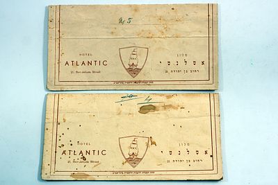 שני פולדרים להזמנה לאירוע במלון אטלנטיק בתל אביב, שנות ה-40.