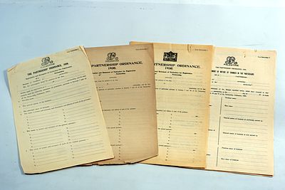 חמישה מסמכים משרדיים של ממשלת פלסטין בזמן המנדט הבריטי בעניין רישום שותפות, 1930–1934.