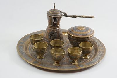 סט קפה דמשקאי מפואר – עבודת יד .משובצת כסף : סרויס קפה שלם ונדיר ביופיו, עשוי פליז בעבודת ריקוע 