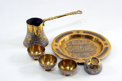 סט קפה דמשקאי מפואר – עבודת יד .משובצת כסף : סרויס קפה שלם ונדיר ביופיו, עשוי פליז בעבודת ריקוע 