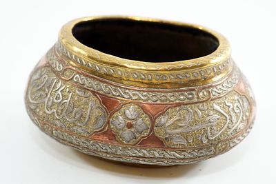 קערת "תשביץ" דמשקאית מפוארת – תלת-מתכת (Tri-Metal) – המאה ה-19 : יצירת מופת של אמנות 