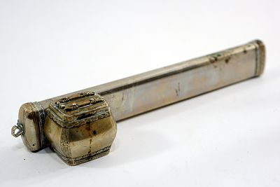 כסת דיו עתיקה בעבודת יד מרהיבה : חזרו אל עולם הקליגרפיה העתיק עם כסת דיו מנחושת מלאת אופי. פריט 