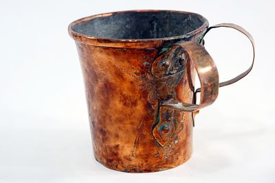 נטלן נחושת עתיק – המאה ה-19 – עבודת יד תיאור: כלי מסורתי לנטילת ידיים (נטלן) עשוי נחושת עבה 