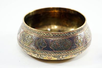 קערת "תשביץ" דמשקאית מפוארת – תלת-מתכת (Tri-Metal) – המאה ה-19 : יצירת מופת של אמנות 