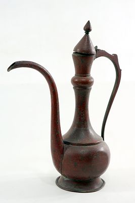 אפטבה (Aftaba) נחושת עתיקה – המאה ה-19 – עבודת יד : קנקן מים מסורתי בעל צללית קלאסית וזרבובית 