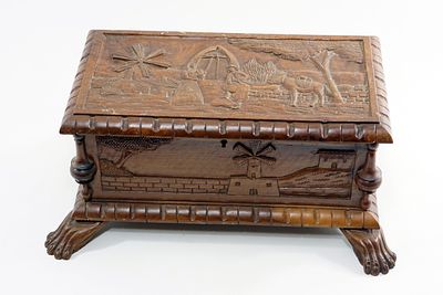 קופסת עץ עתיקה וגדולה, סגנון בצלאל. המציגה את ירושלים בראשית ימיה. בחזית היצירה גילוף אמנותי של 