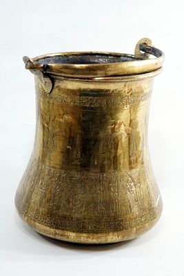 פריט נדיר ומרשים של אומנות המתכת הפרסית מהתקופה הקאג'ארית (Qajar). דלי נחושת גדול ומרשים, המציג 