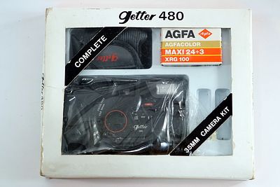 מצלמה מדגם 480.. הפריט מגיע כסט שלם: מצלמה, נרתיק עור, פילם והאריזה המקורית של אגפא. עיצוב רטרו 