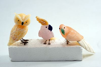 שלישיית ציפורים מרהיבה מגולפת בעבודת יד מאבני חן טבעיות. הסט מציג משחקי צבעים מדהימים של רוז 