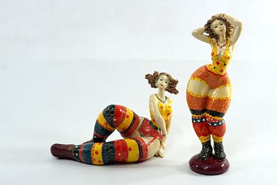 זוג פסלי "נאנות" (Nanas) – חגיגה נשית ססגונית תיאור: סט נדיר ומרהיב של שלוש פיגורות נשיות 