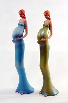 זוג פסלי חרס אומנותיים – דמויות נשים בהריון צמד פסלים תואמים המפוסלים בחרס בגימור טבעי/חם. 