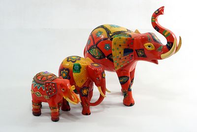 אוסף שלושה פילים צבעוניים עשוי שרף צבעוני עבודת יד