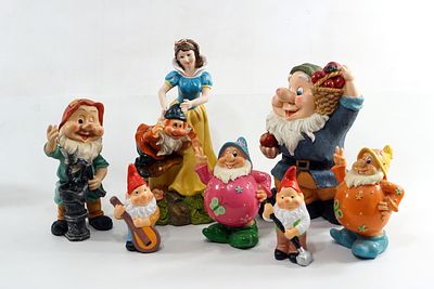 אוסף פסלוני שלגיה ושבעת הגמדים עשוי חומרים שונים