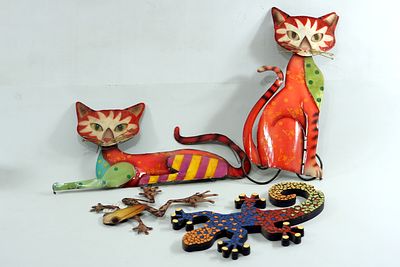 אוסף ארבע פריטי דקורציה עשוי מתכת ועוד