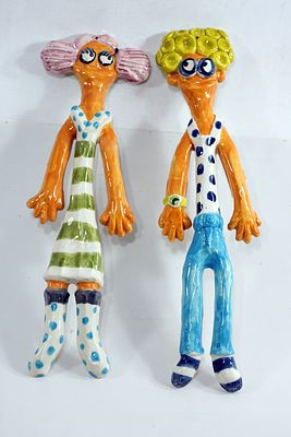 זוג פסלי קרמיקה ילד וילדה לתליה על הקיר