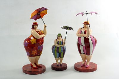 שלישיית פסלי "נאנות" (Nanas) – חגיגה נשית ססגונית תיאור: סט נדיר ומרהיב של שלוש פיגורות נשיות 