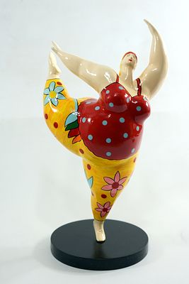 פסל "רוקדת בשמחה" – בהשראת סגנון נאנות - Nanas. היצירה מתאפיינת בקימורים נשיים ושופעים וצבועה 