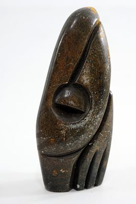 פסל אבן סבון יפיפה בעיצוב מופשט. עבודת גילוף ידנית המדגישה את היופי הגלום באבן הטבעית.