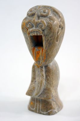 פסל דמות דרום-אמריקאית יפיפה, מגולף באבן סבון (Soapstone) איכותית. הפסל מתאפיין בגימור חלק 