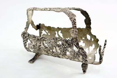 מעמד לבקבוקי יין המיועד לאלו שמעריכים איכות של פעם. המעמד בנוי בצורה מאסיבית ויציבה, ומבטיח 