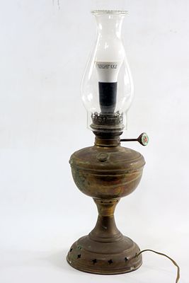 עששית שהפכה למנורת שולחן עשוי נחושת