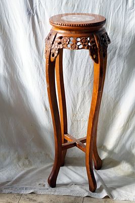 מעמד סטנד לפסל או לעציץ עשוי עץ מגולף עם עיטורי פרחים ופלטה שיש