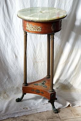 סטנד מעמע לפריטים עשוי עץ מעוטר נחושת עם שיש ירוק