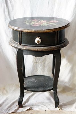 ארונית שידה עשויה עץ עם מגירה מעוטרת בציור פרחים