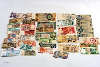 אלבום עם 37 שטרות מדינות העולם, מצב משומש.