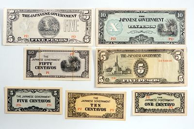 7 שטרות של ממשלת יפן במלחמת העולם השנייה, 1942–1945, בערכים 1, 5, 10, 50.