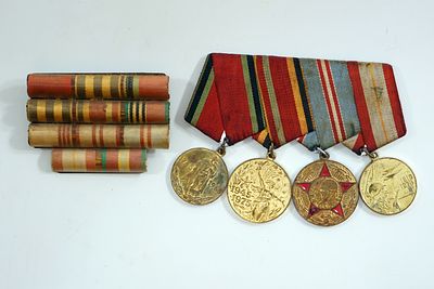 8 פריטים ממלחמת העולם השנייה: 4 מדליות, 5 אותות מלחמה.