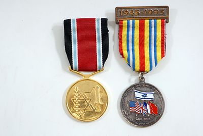 2 מדליות אותות לוחם בנאצים: 1 לניצחון על גרמניה (1955), ו־1 לוחם ותיק ממלחמת העולם השנייה.