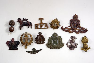 12 סמלי כובע ותגי כתף בריטיים, מלחמת העולם השנייה, 1939–1945.